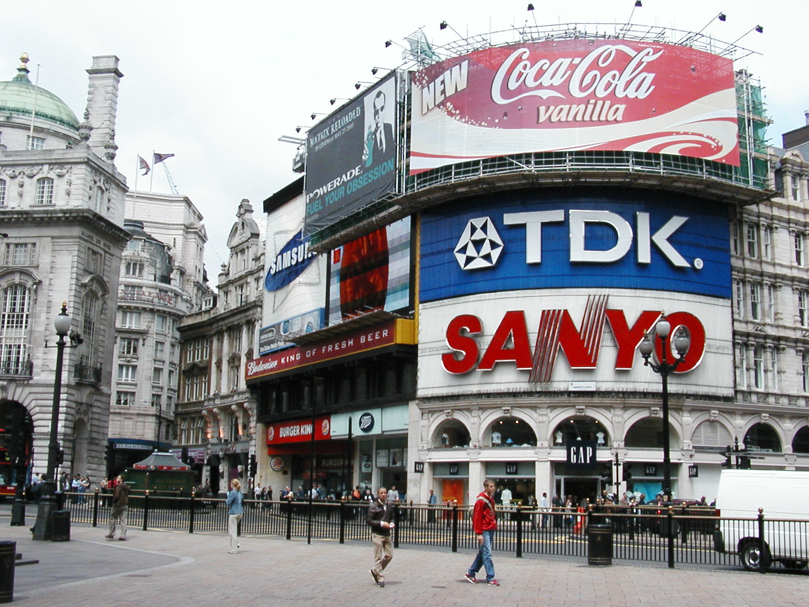 Пикадилли стрит. Piccadilly Circus London. Площадь Пикадилли. Площадь Пикадилли Sherlock.